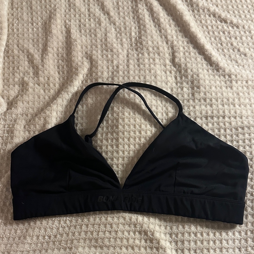 Sleek Black Cross-Back Sports Bra